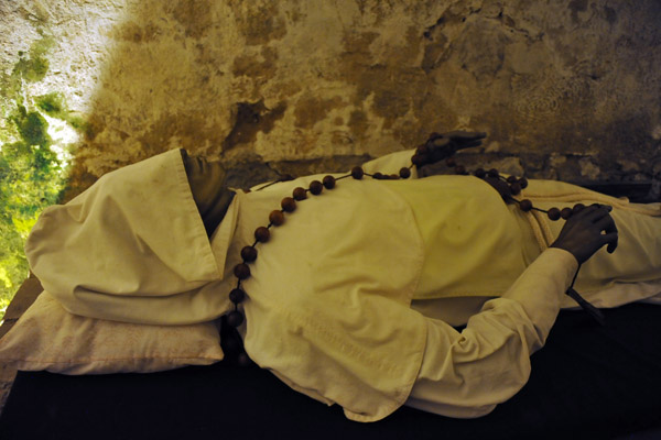 Statue clothed in burial robes in the crypt, Santo Domingo