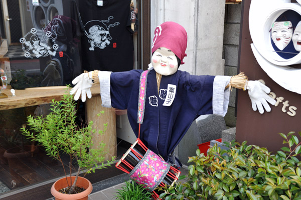 Kimonoed drummer, Narita