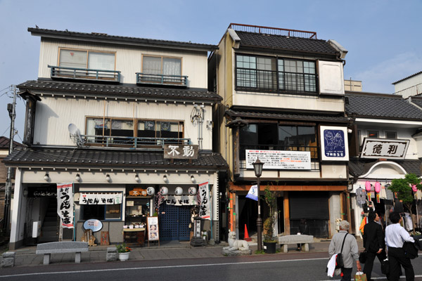 Strolling Narita's Main Street between the station and the temple