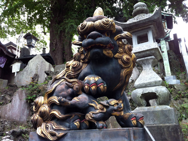 Gilded lion guardian figure, Naritasan-Shinshoji Temple