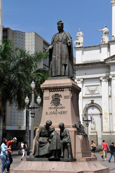 Largo da Catedral - statue of D. João Nery