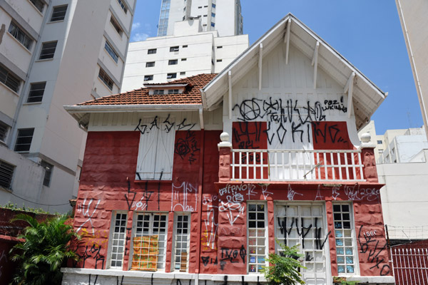 Pity - a beautiful old house covered with graffiti, Rua Gen. Osório