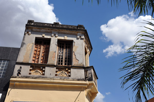 An old building with cracking plaster, Rua 13 de Maio, Campinas-Centro