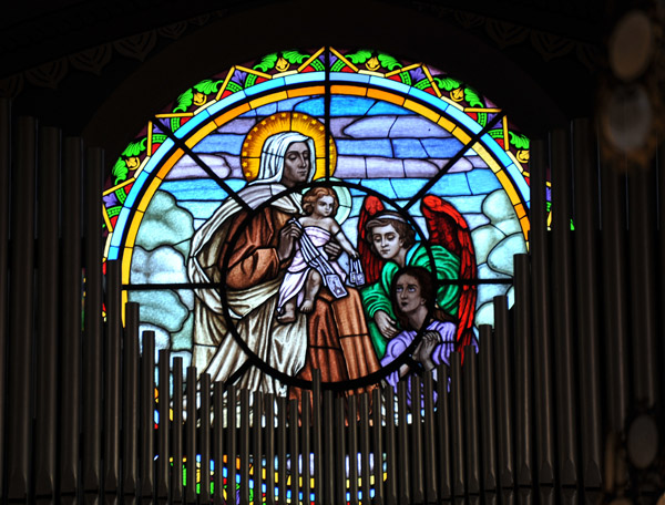 Round stained glass window above the organ pipes, N.S. do Carmo, Campinas
