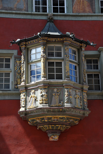 House of the Golden Ox, Vorstadt