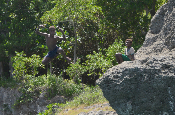 Tanna boy jumps off the rock