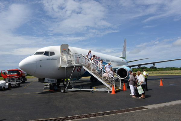 Air Vanuatu B737-800 at Santo