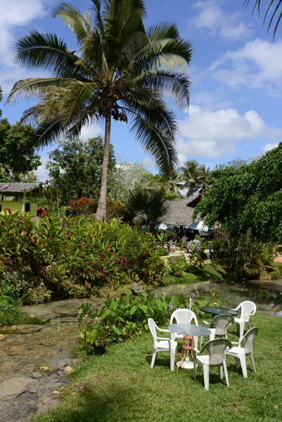 Tables by the stream, Mele Cascades