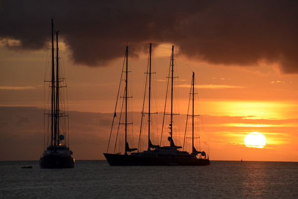 Sunset with sailing yachts, Vila Bay