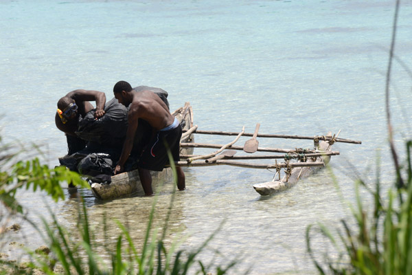 Loading an outrigger canoe, north Efat