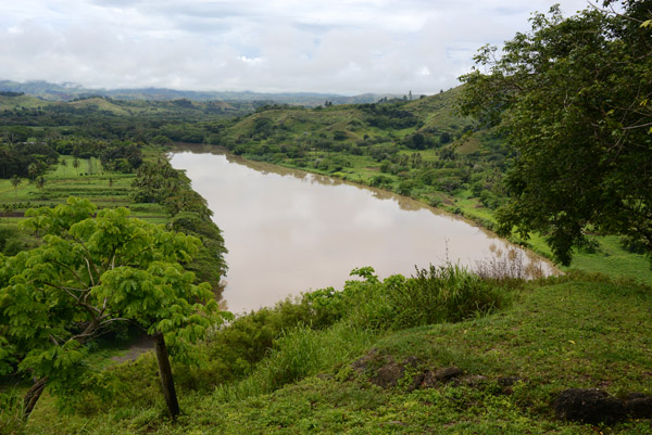 Tavuni Hill Fort commands the heights over a bend in the Sigatoka River 8 km from the sea