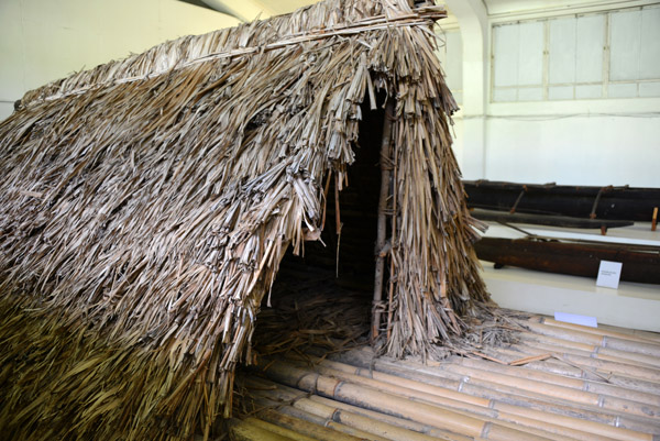 Simple thatched shelter on the bamboo bilibili house raft