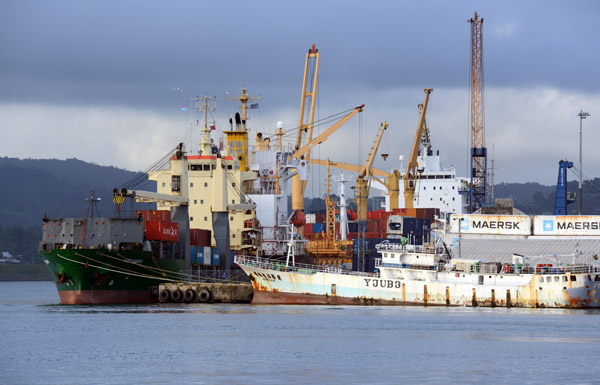 Port of Suva with the Juider No. 36 (YJUB3) and the container ship Reef Samoa