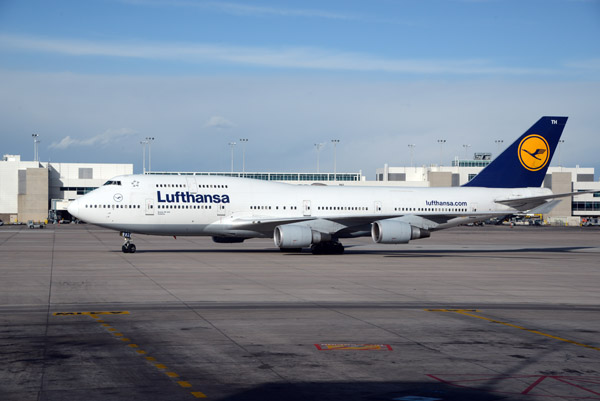 Lufthansa B747 at DEN