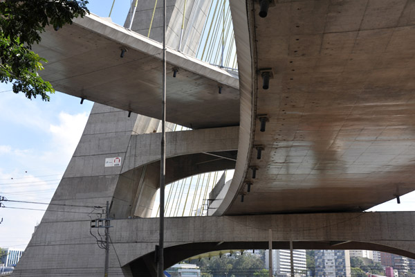 Unique twin curving spans of the Octavio Frias de Oliveira Bridge