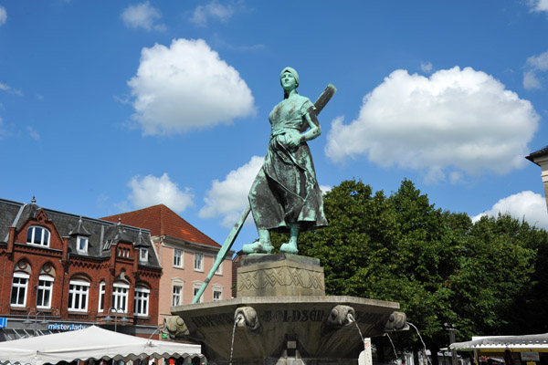 Asmussen-Woldsen-Denkmal (Tine-Brunnen), Marktplatz, Husum