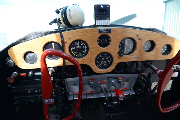 Instrument panel of a 1940 Cessna 140 (N89297)