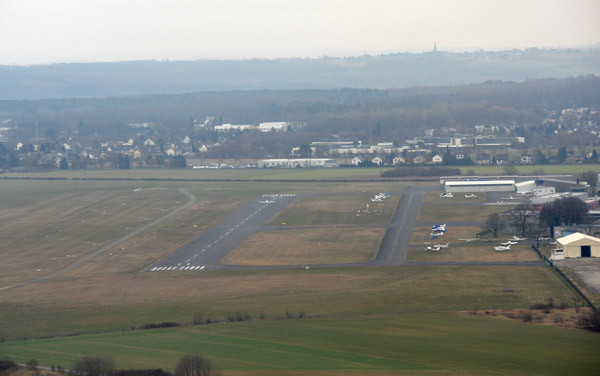 The 800m runway at Bonn-Hangelar looks really short