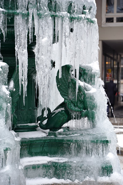 Frozen fountain, Zentralhof, Zrich