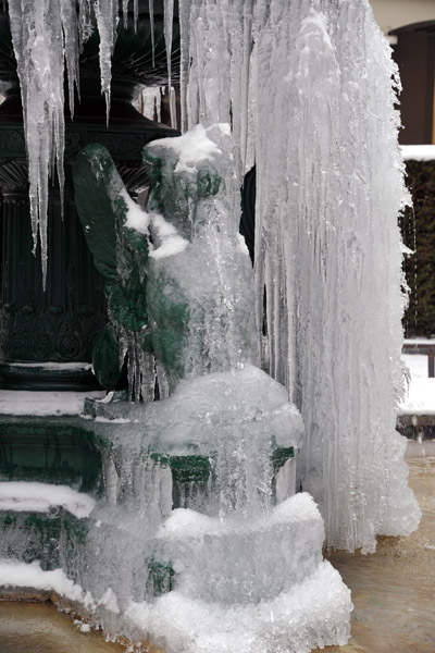 Frozen fountain, Zentralhof, Zrich