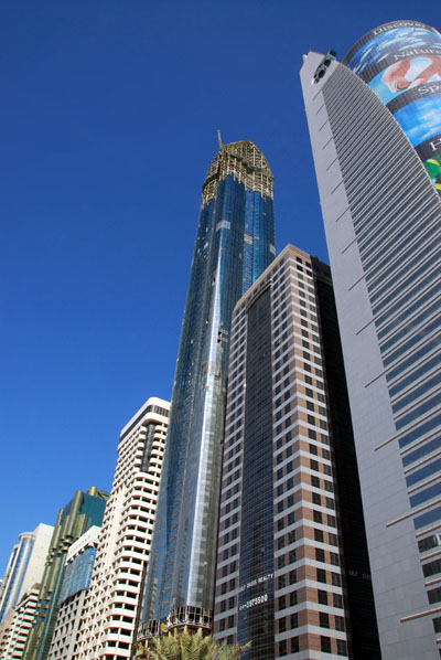 21st Century Tower and the new Rose Tower Rotana Hotel (333m/72 stories, to be worlds tallest hotel)