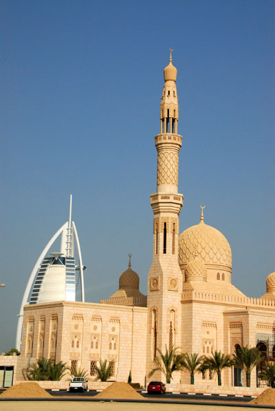 New mosque in Umm Suqueim with Burj al Arab
