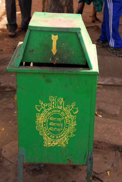 Trash can with the 3 crocodiles of the seal of Bamako