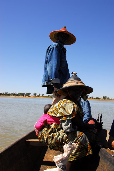Crossing the Bani River by pirogue