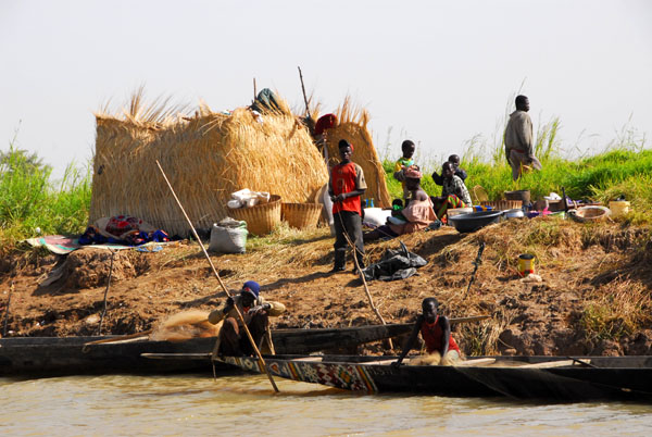 Village of Nomadic fishermen along the Niger
