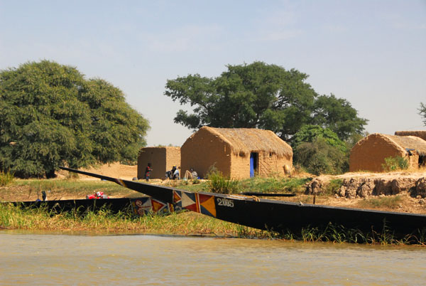 Village of Domono along the south bank of the Niger