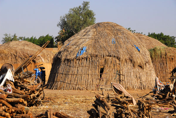 Nomad huts along the harbor of Konna