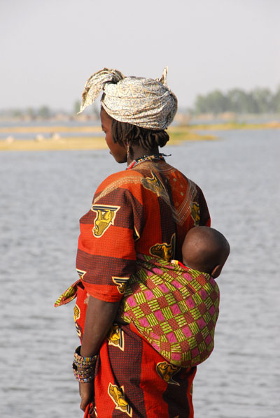 Bella woman and child with the Niger River