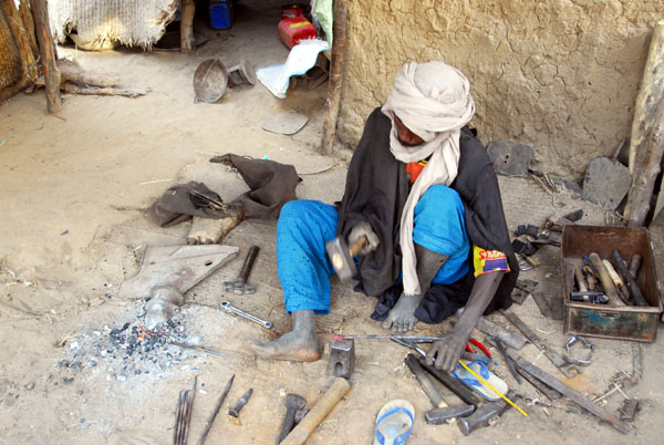 Blacksmith in Korioum, the village where the ferry arrives 18 km from Tombouctou (Timbuktu)