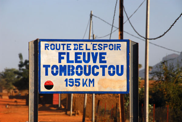 Douentza is the start of the Route de l'Espoir, a 195 km track to the Timbuktu ferry