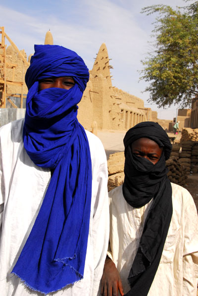 Tuaregs with the Dyingerey Ber Mosque