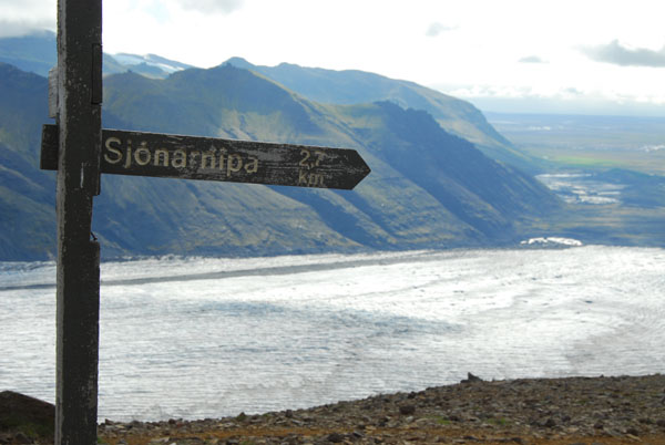 From this point it's 2.7 km back to Sjónarnķpa