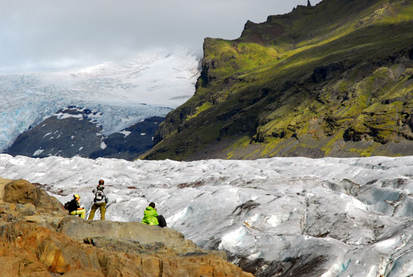 Hikers on the edge of Svķnafellsjökull