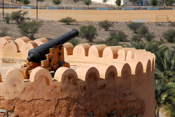 Cannon and tower, Nakhl Fort
