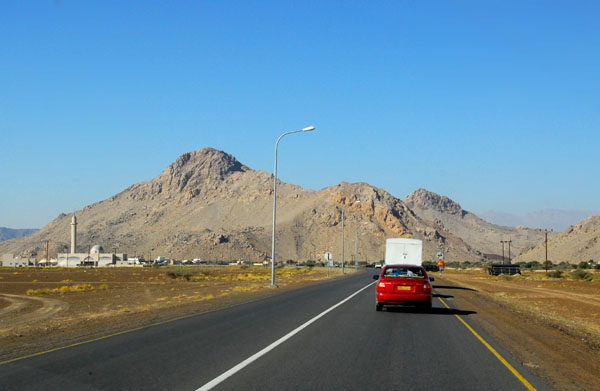 The main road of western Oman between Nizwa and Bahla