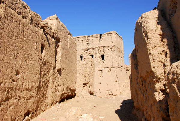 Inside the walls of Al Sulaif is a fairly extensive mudbrick village, now in ruins