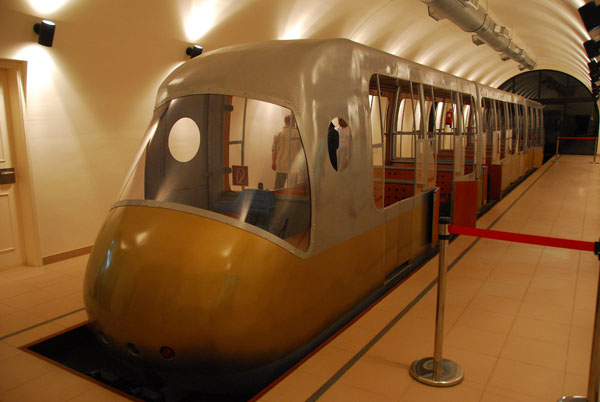 A little train, the first in Oman, runs between the visitors center and Al Hoota Cave