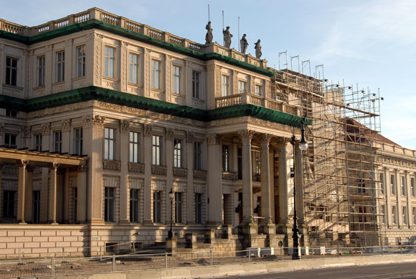 Kronprinzenpalais, Unter den Linden