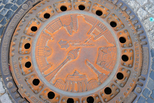 Berliner Wasserbetriebe manhole cover, Unter den Linden