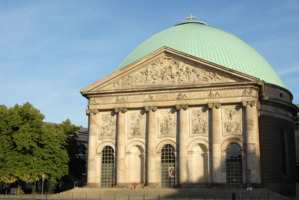 St-Hedwigs-Kathedrale, Bebelplatz