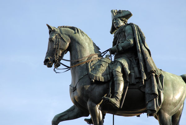 Frederick the Great equestrian statue, Unter den Linden