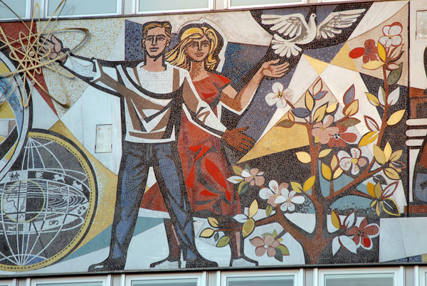 Haus des Lehrers, Berlin Alexanderplatz, Mosaic frieze by Walter Womacka