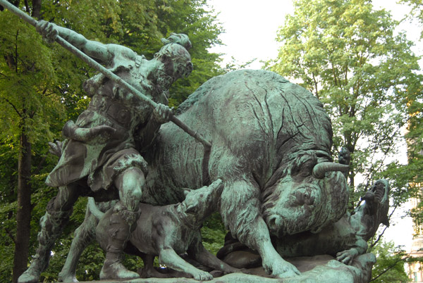 Tiergarten - sculpture of a bison hunt