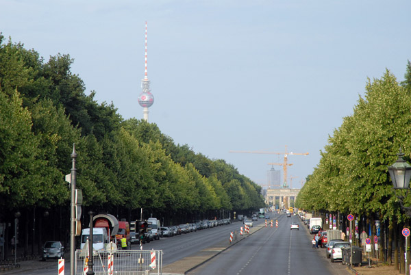 Strae des 17. Juni, through the Tiergarten east to the Brandenburger Tor