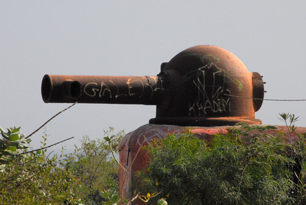 World War II gun, Castel of le de Gore