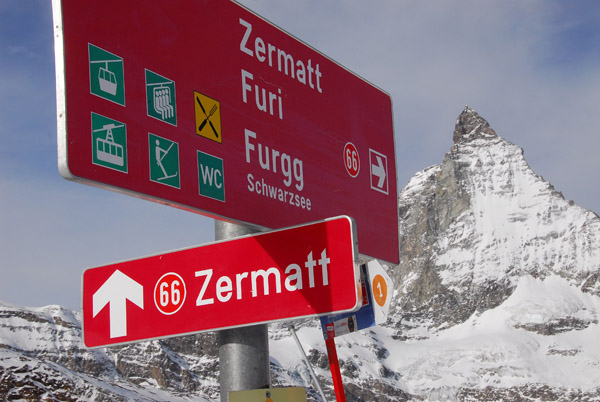 Piste markings at Trockener Steg to Zermatt and the Furi and Furgg lift stations